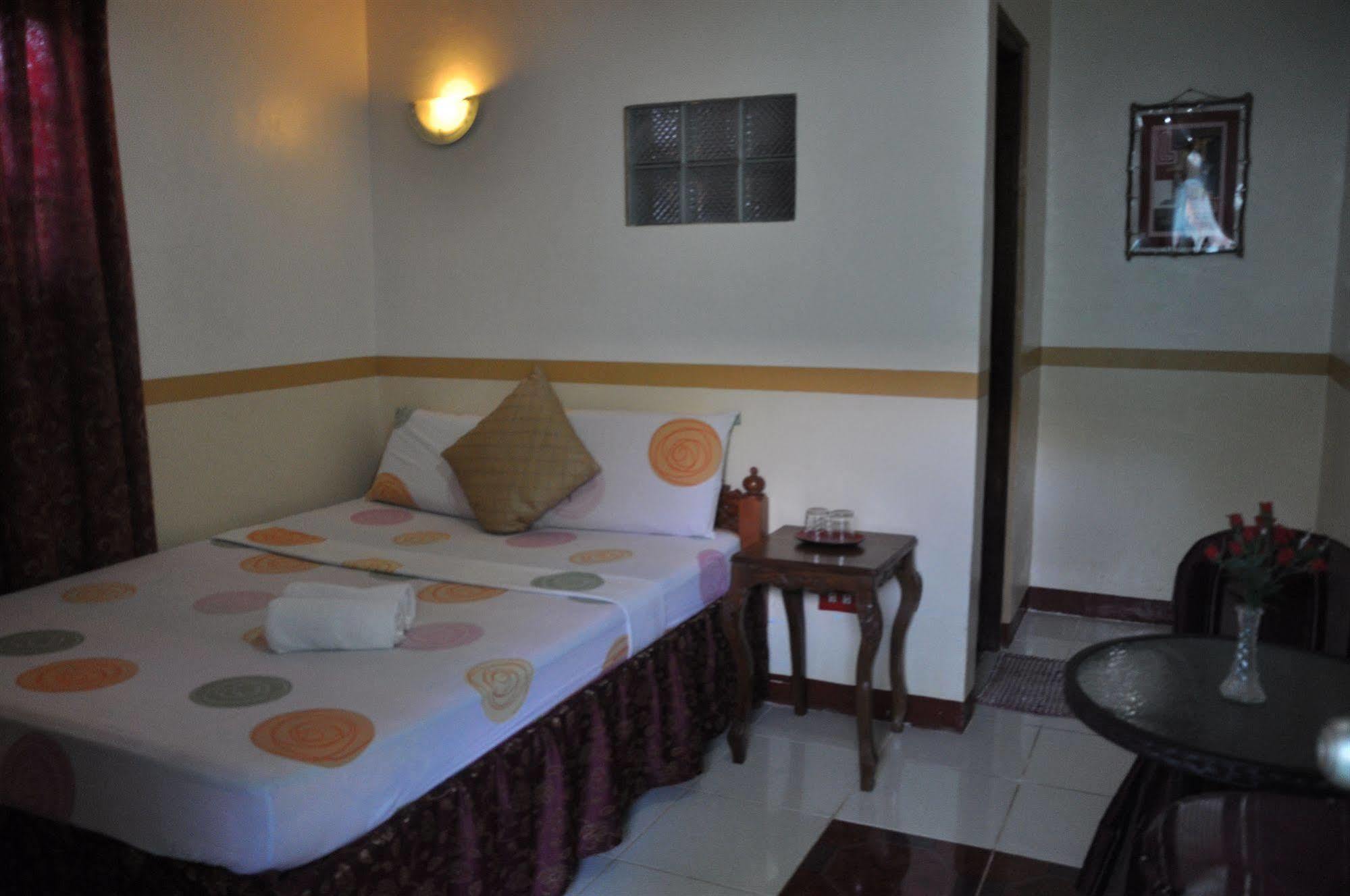 D'Lucky Garden Inn & Suites Tiniguiban Exterior foto